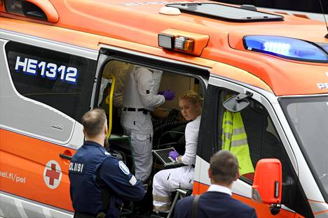 Ilmeisesti puukotuksessa loukkaantunutta miestä hoidettiin ambulanssissa eduskunnan edessä.