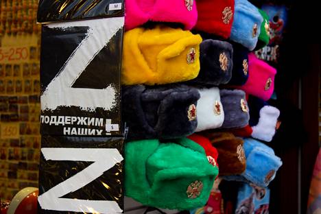 Z-merkkejä t-paidoissa moskovalaisessa matkamuistomyymälässä 27. maaliskuuta 2022.