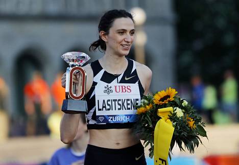 Neutraalina edustajana kilpaillut korkeushyppääjä Marija Lasitskene juhli korkeushypyn voittoa Timanttiliigan Zürichin kisassa syyskuussa 2021.