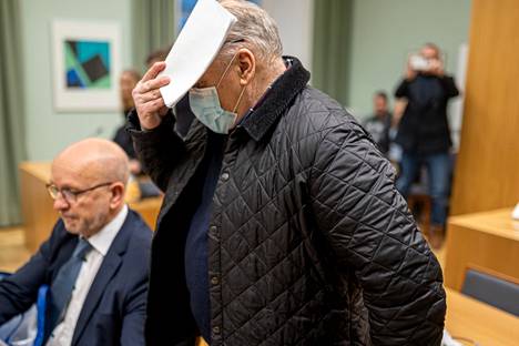 Ilpo Härmäläisen murhasta tuomion saanut mies saapui hovioikeuteen keskiviikkona. Vieressä istumassa asianajaja Heikki Uotila.