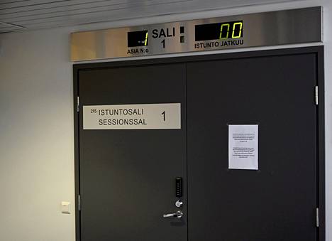 Istuntosalin ovi pysyi kiinni perjantaiaamuna Hyvinkäällä, sillä Itä-Uudenmaan käräjäoikeus päätyi käsittelemään surmatapausta suljetuin ovin.
