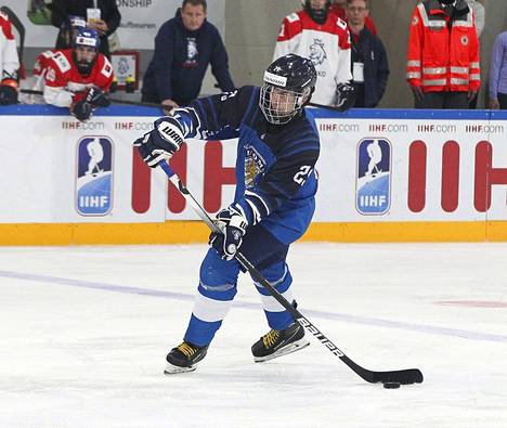 Aron Kiviharju pelasi toukokuussa jääkiekon alle 18-vuotiaiden MM-kisoissa. 