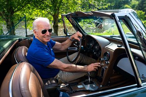Joe Biden rakastamansa auton kyydissä vuonna 2020. Alla on Chevrolet Corvette Stingray.
