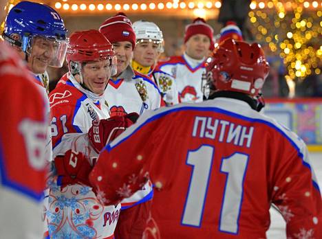 Vladimir Potanin (2. vas.) on osallistunut pelaajana ahkerasti Vladimir Putinin järjestämiin jääkiekko-otteluihin. Kuva joulukuulta 2019.