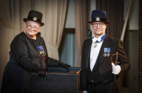 Jukka Jalonen sai promoottorina toimivalta romaanisen filologian professori Outi Merisalolta tohtorin hatun päähänsä ja miekan käsiinsä.