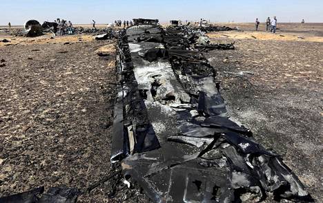 Onnettomuustutkijoita venäläisen matkustajakoneen hylyllä Egyptissä marraskuussa 2015.
