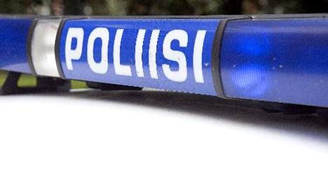 Kaksi poliisiautoa tuhottiin romuksi Hattulassa.