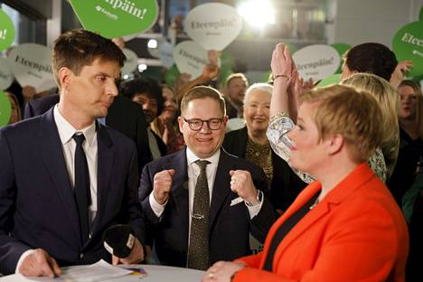 Markus Lohi (keskellä) ja puheenjohtaja Annika Saarikko keskustan vaalivalvojaisissa puoluetoimistolla Helsingissä 2. huhtikuuta 2023. 