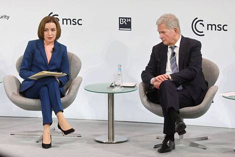 Moldovan presidentti Maia Sandu ja presidentti Sauli Niinistö paneelikeskustelussa Münchenin turvallisuuskonferenssissa lauantaina. 