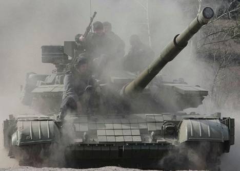  Ukrainalainen panssarivaunu harjoituksissa lähellä Harkovaa vuonna 2014. 