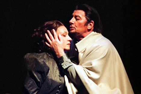 Giacomo Puccinin ooppera Lännen tyttö esitettiin Kansallisoopperassa vuonna 2001. Cynthia Makris Minnienä ja Dick Johnsonina italialainen Giuseppe Giacomini.