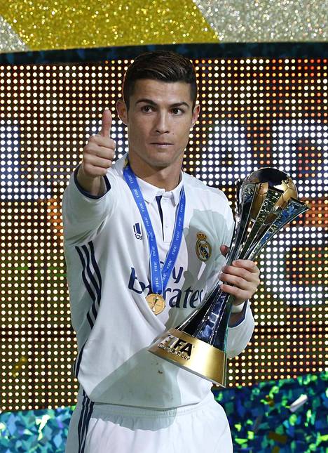 Cristiano Ronaldo maailman seurajoukkueiden mestaruuspokaali.