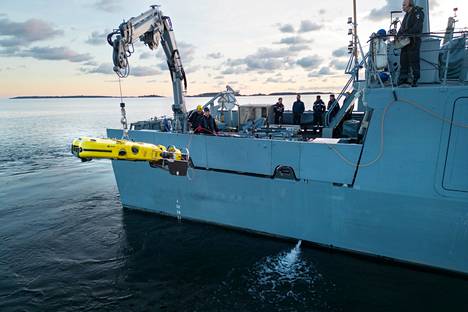 Vahterpään kauko-ohjattavaa sukellusrobottia lasketaan veteen. 