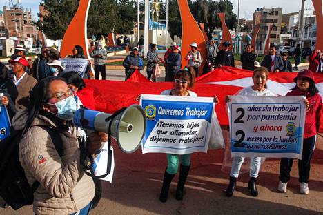 Etelä-Perun Juliacassa vedottiin hallituksen vastaisten protestien lopettamisen puolesta. Mielenosoittajat kertovat kylteissään, etteivät ole lakkojen vuoksi pystyneet työskentelemään kahteen kuukauteen ja että heillä on perhe elätettävänään.
