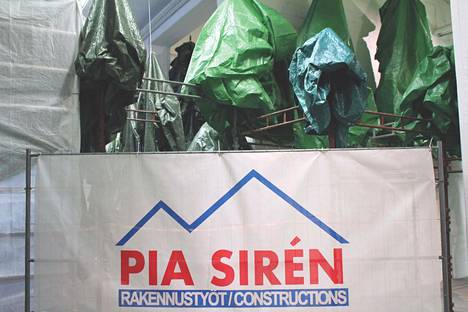 Sisäänkäynti Pia Sirénin näyttelyyn Rakennustyöt.