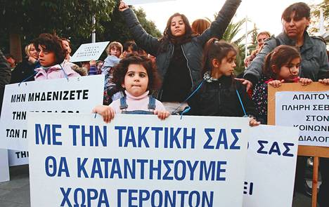 Lapsia osallistui hallituksen säästötoimia vastustavaan mielenosoitukseen Kyproksen pääkaupungissa Nikosiassa joulukuussa.