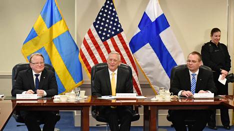 Jussi Niinistö allekirjoitti Yhdysvaltain ja Ruotsin puolustusministerien kanssa yhteisen julistuksen Washingtonissa – maiden puolustus­yhteistyötä tiivistetään