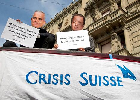 Credit Suissen toimintaa arvostelleet ilmastoaktivistit olivat pukeneet pankin toimitusjohtajan Thomas Gottstein hallintoneuvoston jäsenen Michael Kleinin naamarit pääkonttorin edessä järjestetyssä protestissa Zürichissä huhtikuussa 2022.