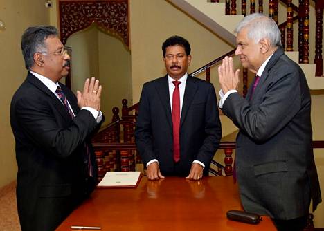 Pääministerinä toiminut Ranil Wickremesinghe (oik.) vannoi virkavalansa perjantaina. Hän toimii presidenttinä siihen asti, kunnes Rajapaksan seuraaja valitaan.
