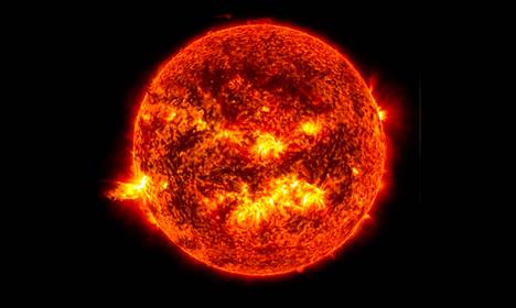 Geomagneettisen myrskyn aiheutti Auringosta lähtenyt koronan massapurkaus eli kaasupilvi, jonka lähtö havaittiin satelliittien ottamista kuvista. Kuva vuodelta 2013.