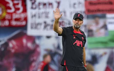 Liverpoolin päävalmentaja Jürgen Klopp tervehti yleisöä 21. heinäkuuta Saksan Leipzigissä pelatun ottelun jälkeen.