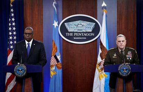 Yhdysvaltain puolustusministeri Lloyd Austin (vas.)  ja asevoimien komentaja Mark Milley tiedotustilaisuudessa Pentagonissa eli puolustusministeriössä Washingtonissa perjantaina.