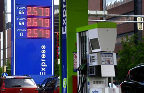 Polttoaineen hinnannousu on herättänyt suomalaisissa huolta.