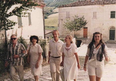 Eero ja Eila Tarasti professori Gino Stefanin perheen kanssa matkalla Umberto Econ linnaan Monte Cherignoneen vuonna 1983.