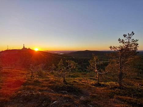 Ilta-Sanomien lukija kuvasi keskiyön auringon kesäkuussa Rukalla.