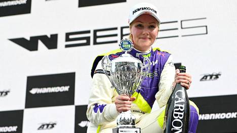 Emma Kimiläinen ajoi ylivoimaiseen voittoon naisten formulasarjassa: ”On kyllä upea fiilis, että pystyin sängyn pohjalta palaamaan”