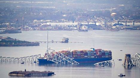 Rahtilaiva törmäsi siltaan tuhoisin seurauksin Yhdysvaltain Baltimoressa. Kuva on otettu onnettomuuspäivänä tiistaina 26. maaliskuuta.