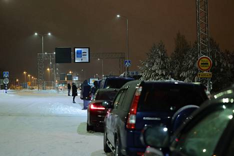 On Wednesday at ten in the evening, there was already a queue at the border crossing.