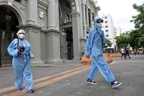 Terveydenhuollon ammattilaiset kiersivät toukokuun puolivälissä Ecuadorissa Guayaquilin kaupungissa kaduilla mittaamassa ihmisiltä kuumetta.