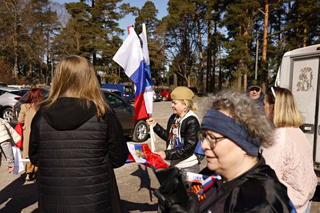Autokulkue Venäjän voitonpäivän kunniaksi lähti sunnuntaina liikkeelle Porvoon hautausmaalta.