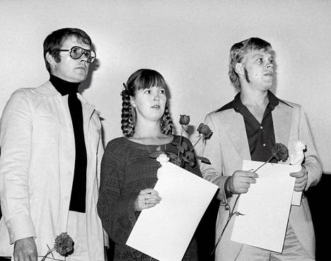 Antti Litja, Leena Uotila ja Vesa-Matti Loiri vuonna 1976 Jussi-palkintojen jakotilaisuudessa. 