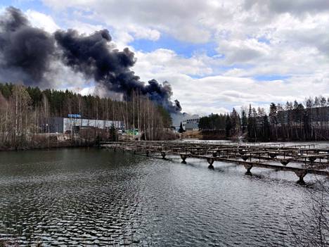 Rautpohjan paperikonetehtaan tulipalon savupatsas näkyi Jyväskylässä 7. toukokuuta 2022.