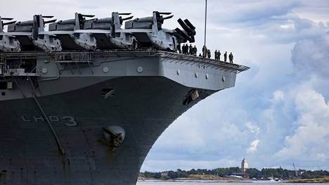 USS Kearsarge lipui ohi Suomenlinnan maanantai-iltapäivänä. 