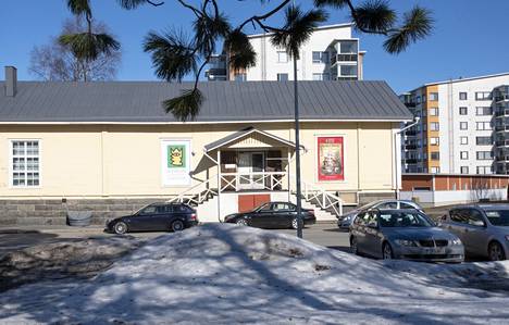Kemin kaupunginteatteri toimii vuonna 1889 valmistuneessa Kemin Tullimakasiinissa. Harjoitustilat ja lavastamo ovat muissa rakennuksissa eri puolilla kaupunkia.
