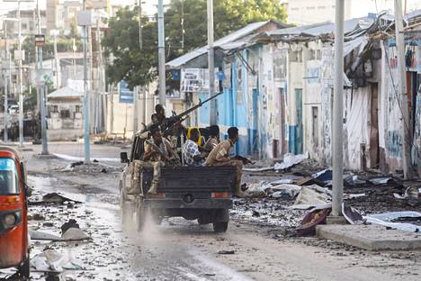 Somalian turvallisuusjoukkojen jäseniä ajamassa hotelli Hayatin ohi Mogadishussa 20. elokuuta 2022. Al-Shabaabin 30 tuntia kestäneessä hotellin piirityksessä kuoli yli 20 ihmistä. 