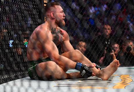Conor McGregorin jalka murtui odotetussa UFC-kamppailussa Dustin Poirieria vastaan.