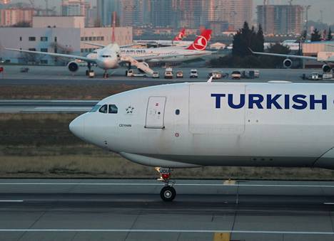 Turkish Airlinesin kone lentokentällä Istanbulissa tammikuussa 2018.
