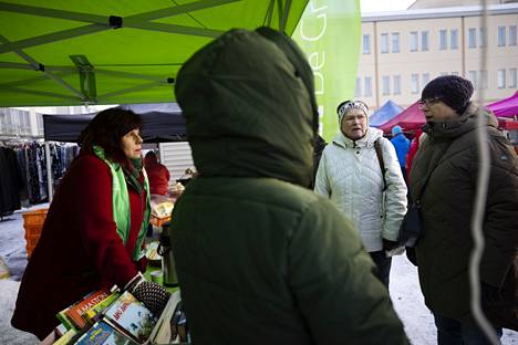 Minna Kuusela (vasemmalla) vastasi vihreiden vaaliteltalla Eija Hietaniemen ja Anja Savolaisen(oik.) kysymyksiin.