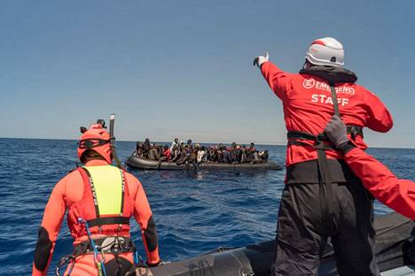 Vapaaehtoisalus Emergency pelasti noin 55 siirtolaista Välimerestä lähellä Lanpedusan saarta Sisiliassa huhtikuun 15. päivänä.