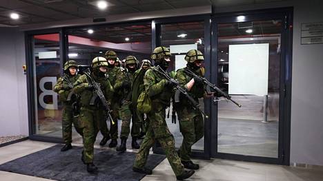 Kaartin jääkärirykmentin 1. Sotilaspoliisikomppanian varusmiehet harjoittelivat kauppakeskus Redissä vuonna 2022. 