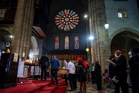 Saattue kantoi Desmond Tutun arkkua Pyhän Yrjön katedraalissa lauantaina 1. tammikuuta.