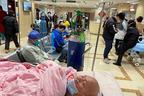 Potilaita shanghailaisen sairaalan tiloihin tehdyssä tilapäisessä koronapotilaiden vastaanotossa tiistaina.