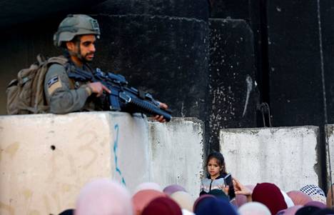 Israelilainen sotilas partioi al-Aqsan moskeijan läheisyydessä olevalla tarkastuspisteellä perjantaina.