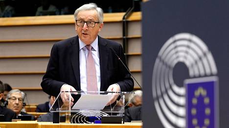 Euroopan komission puheenjohtaja Jean-Claude Juncker luki ”Valkoista paperia” kokouksessa Brysselissä tiistaina.