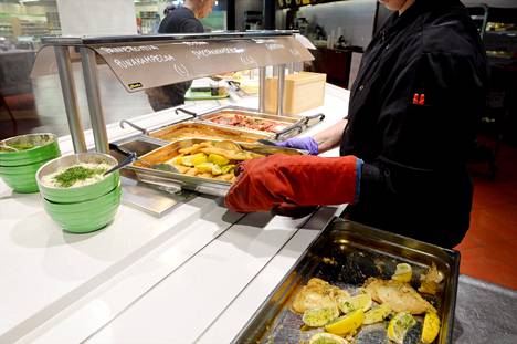 Ravintola-ala kärsii nyt pahasta työvoimapulasta, kun osa työntekijöistä on vaihtanut koronapandemian seurauksena muihin tehtäviin. Kuvassa buffetlinjasto Lohjan ABC-asemalla kesäkuussa 2020.