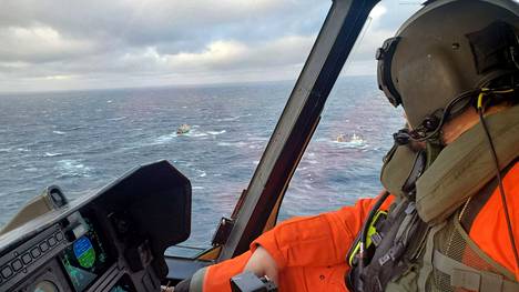 Merellä suoritettiin etsintöjä helikopterin ja alusten avulla Kanadan ilmavoimien välittämässä päiväämättömässä kuvassa.